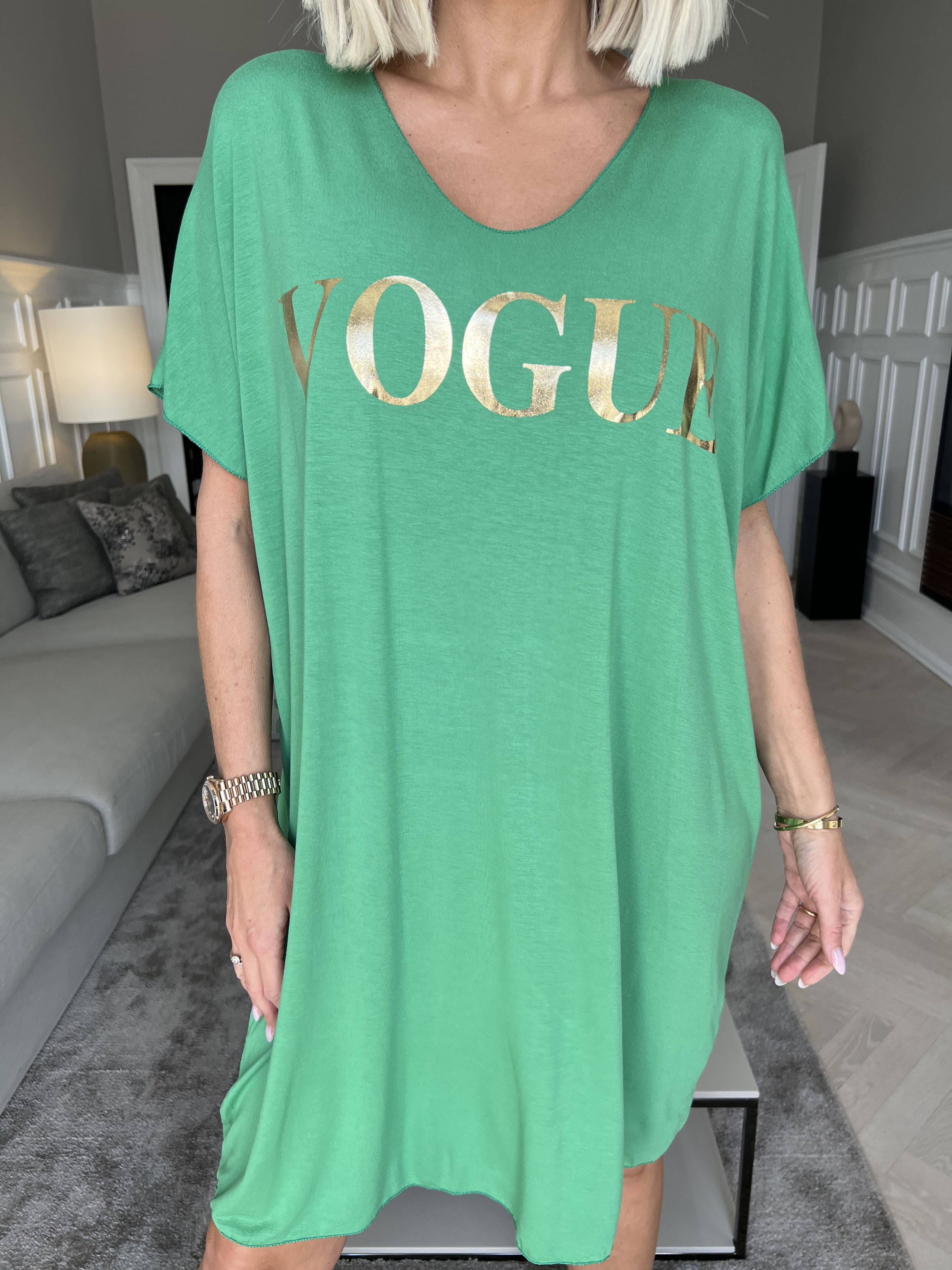 Vogue - Oversized t-shirt klänning i viskos med guldtryck